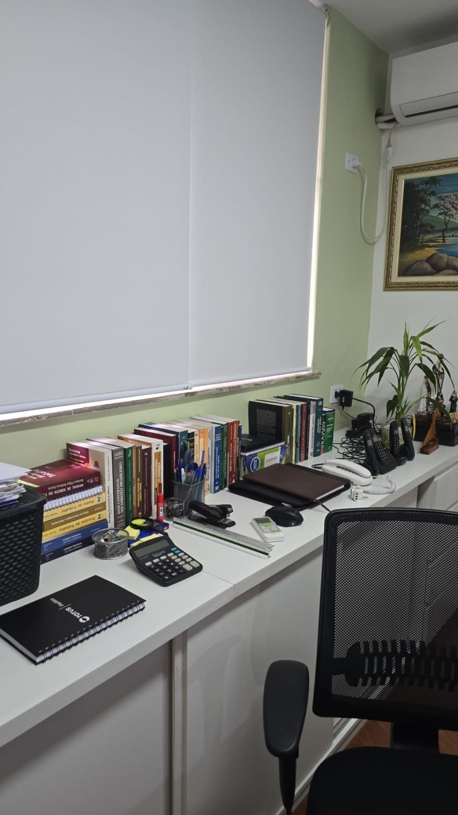 Bancada com livros de Direito do Trabalho no escritório Parada Cury, na Liberdade, São Paulo