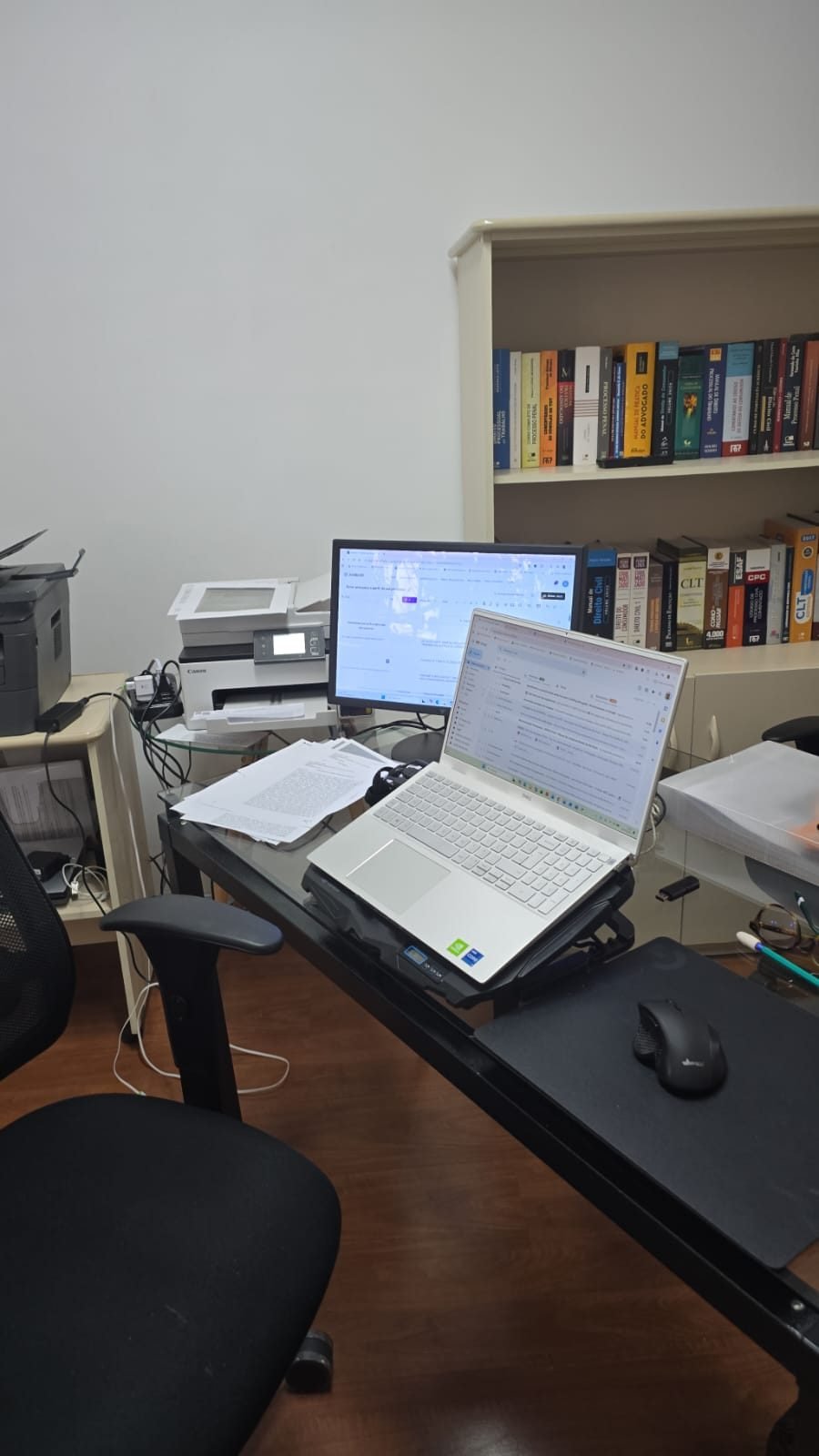 Mesa de trabalho com extratos bancários no escritório na Liberdade
