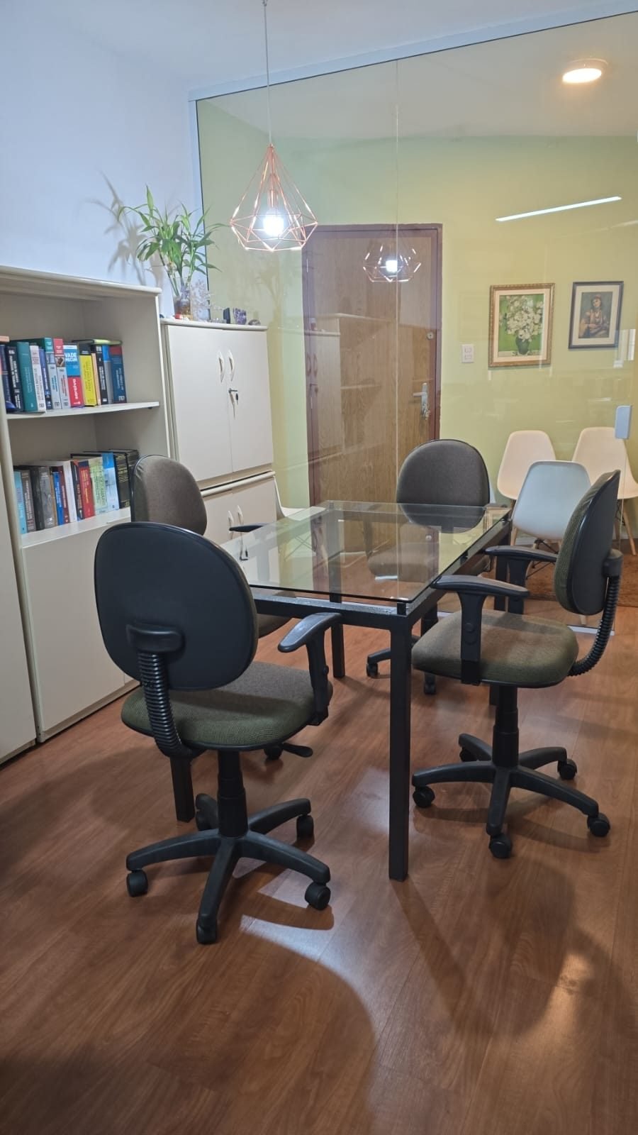 Sala de reunião do escritório Parada Cury, na Liberdade, São Paulo